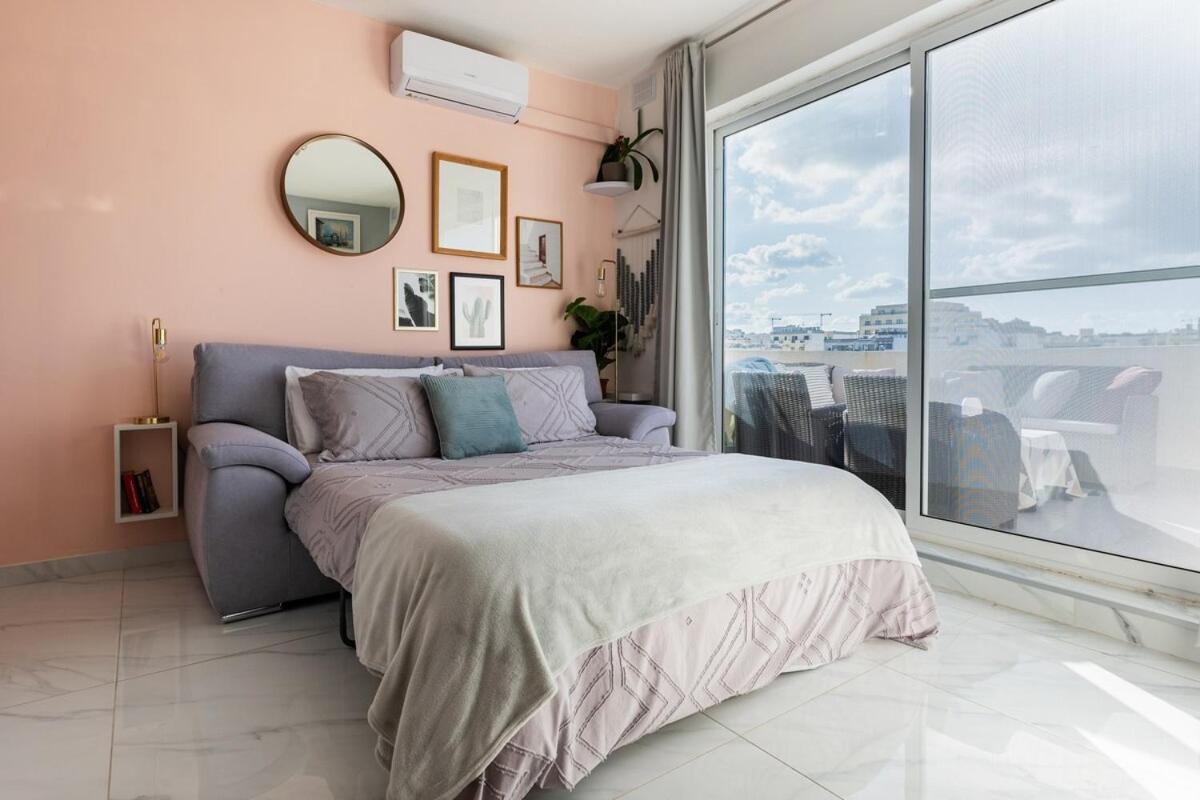 Apartment Bright Spacious Getaway Close To The Sea